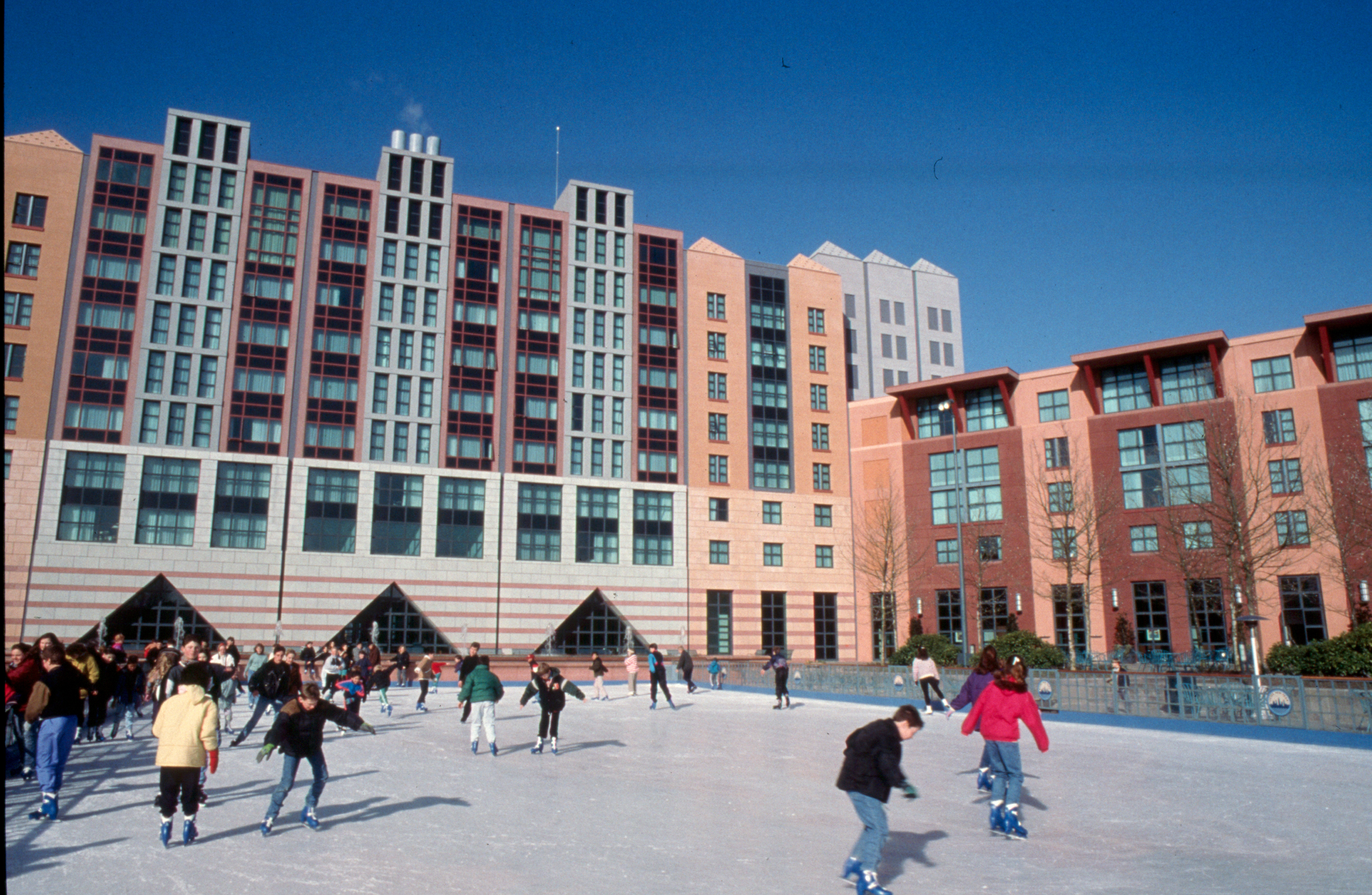 Hotel New York — Außenansicht mit Eisbahn (Winter)